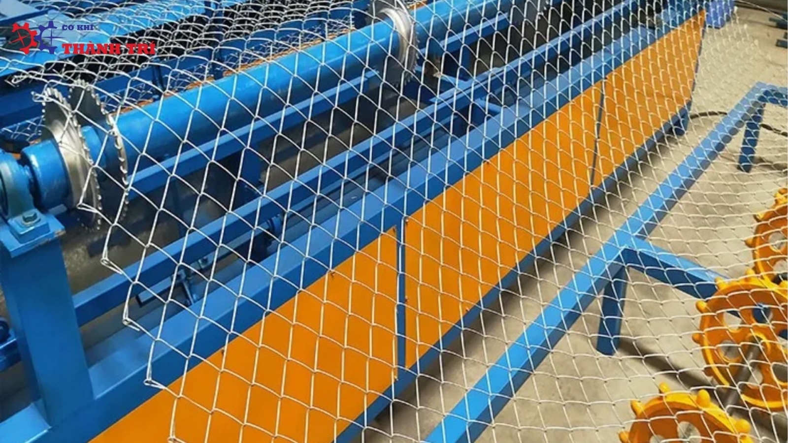 Máy dệt lưới B40 bán tự động trong xưởng sản xuất, ứng dụng công nghệ PLC giúp tăng năng suất và độ chính xác.