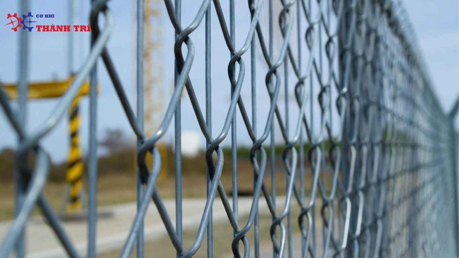 Hàng rào lưới B40 sử dụng trong công trình xây dựng giúp bảo vệ an toàn và đảm bảo thẩm mỹ.